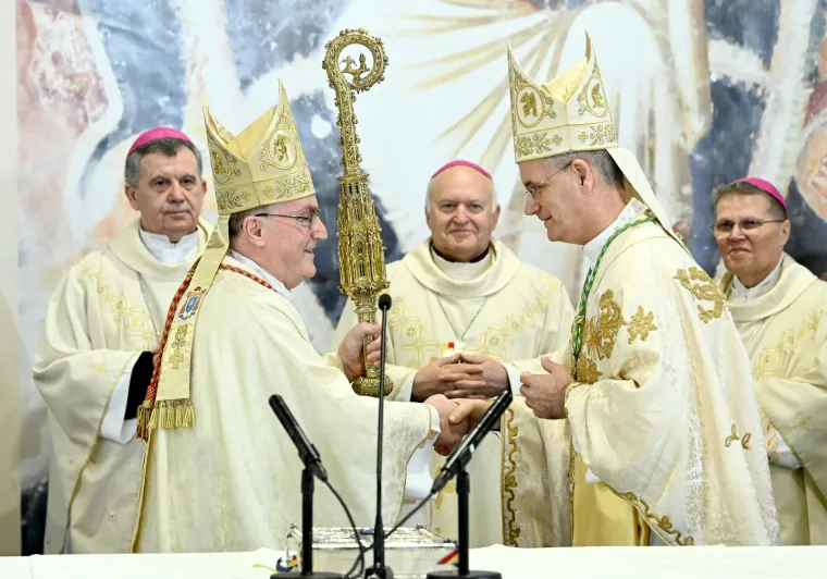 Kutleša preuzeo službu nadbiskupa: Na svečanom misnom slavlju pojavili se i brojni političari