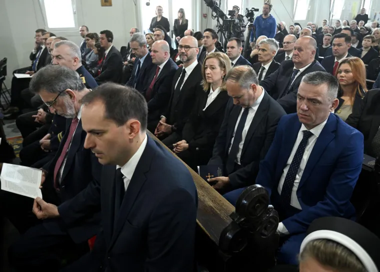 Kutleša preuzeo službu nadbiskupa: Na svečanom misnom slavlju pojavili se i brojni političari