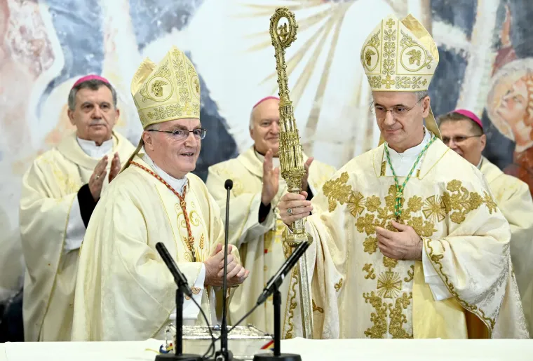 Kutleša preuzeo službu nadbiskupa: Na svečanom misnom slavlju pojavili se i brojni političari