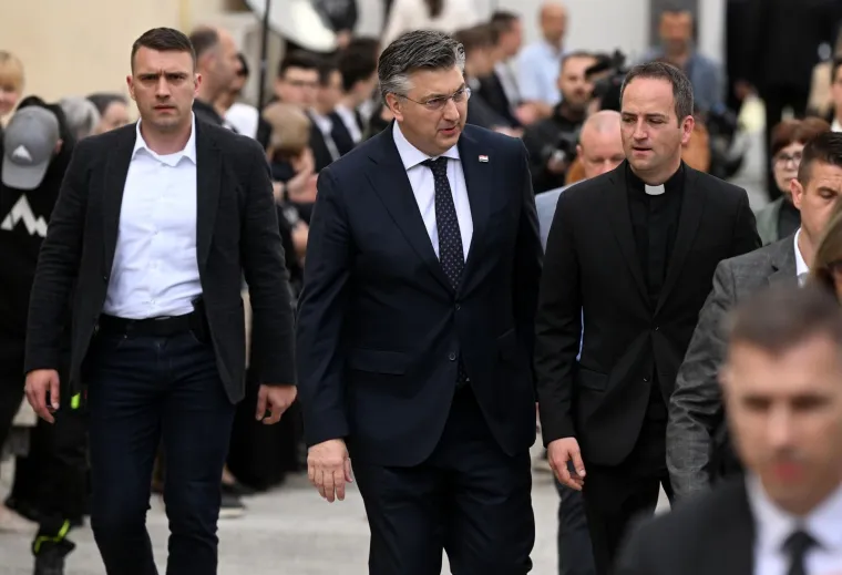Kutleša preuzeo službu nadbiskupa: Na svečanom misnom slavlju pojavili se i brojni političari