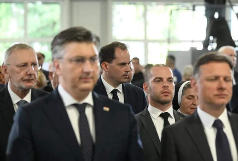 Kutleša preuzeo službu nadbiskupa: Na svečanom misnom slavlju pojavili se i brojni političari