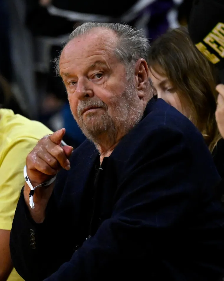 Nicholson je bio stalan član u posljednjih pola stoljeća povijesti Lakersa, bodrio je momčad kroz nekoliko razdoblja uspjeha nakon što je dobio sezonske ulaznice 1970. te je bio najistaknutije lice u Lakersovoj galeriji slavnih obožavatelja.