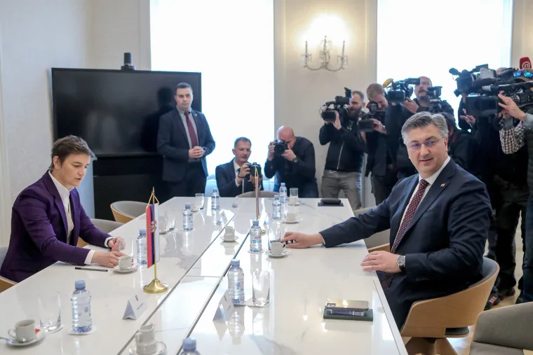 Ona izgleda kao da joj je ba&scaron; drago &scaron;to je tu. A drago je, izgleda, i njemu: Susreli se Plenković i Brnabić