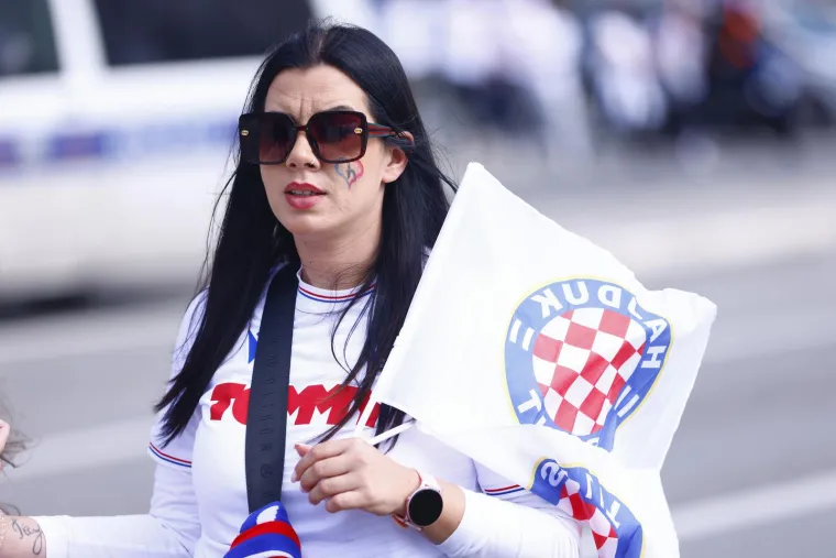 Navijači pristizali na Poljud i nekoliko sati prije derbija, a pažnju objektiva je privukla jedna misteriozna crnka