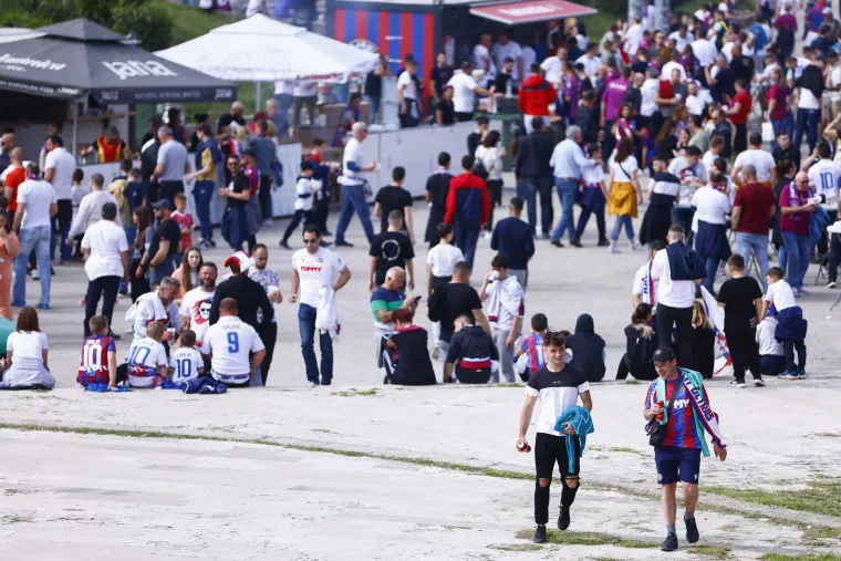 Navijači pristizali na Poljud i nekoliko sati prije derbija, a pažnju objektiva je privukla jedna misteriozna crnka