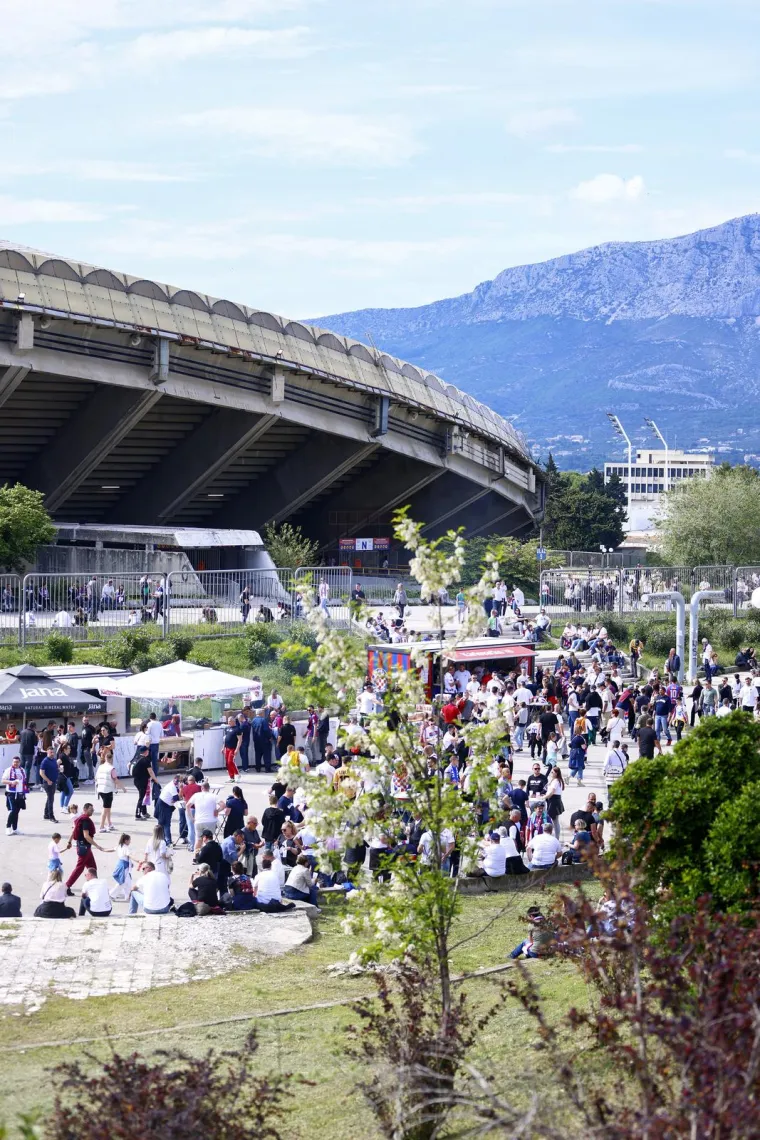 Navijači pristizali na Poljud i nekoliko sati prije derbija, a pažnju objektiva je privukla jedna misteriozna crnka
