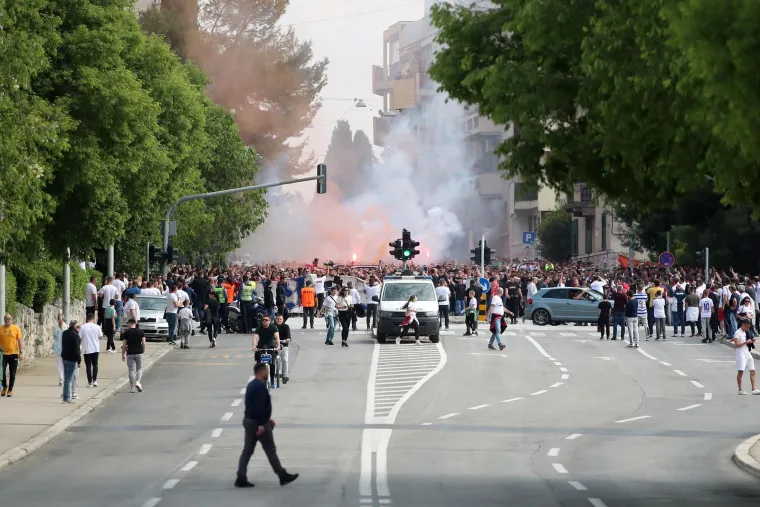 Torcida je u velikom korteu do&scaron;la na derbi, pogledajte epske prizore iz centra Splita