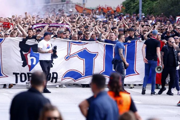 Torcida je u velikom korteu do&scaron;la na derbi, pogledajte epske prizore iz centra Splita