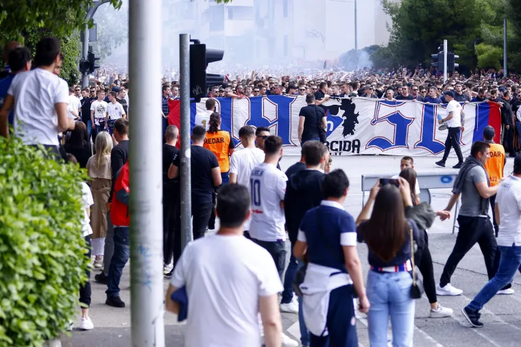 Torcida je u velikom korteu do&scaron;la na derbi, pogledajte epske prizore iz centra Splita