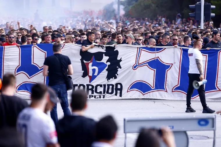 Torcida je u velikom korteu do&scaron;la na derbi, pogledajte epske prizore iz centra Splita