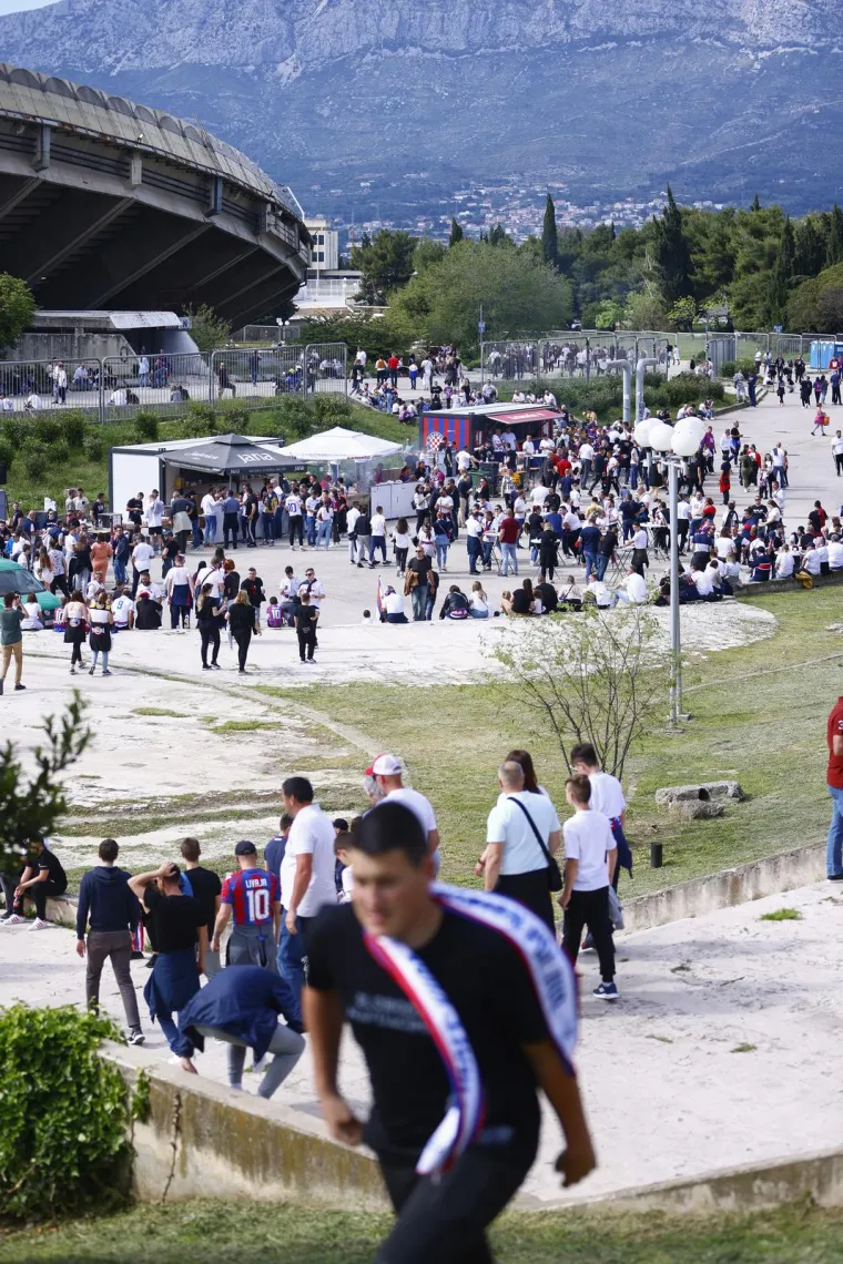 Torcida je u velikom korteu do&scaron;la na derbi, pogledajte epske prizore iz centra Splita