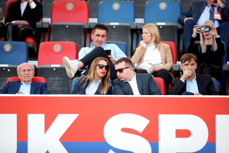 Zanimljiv prizor iz svečane lože: Pazite pored koga sjedi Dario &Scaron;imić, riječ je o novom članu Dinamove uprave