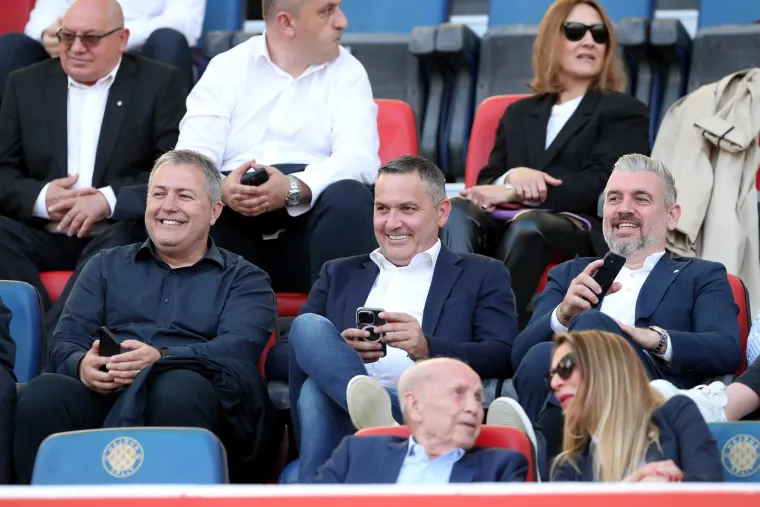 Zanimljiv prizor iz svečane lože: Pazite pored koga sjedi Dario &Scaron;imić, riječ je o novom članu Dinamove uprave
