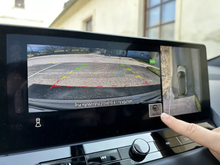 Glavni ekran je također veličine 12,3 inča, a kamera je izvrsne rezolucije s pregledom od 360 stupnjeva, pa vidite svaki detalj oko automobila