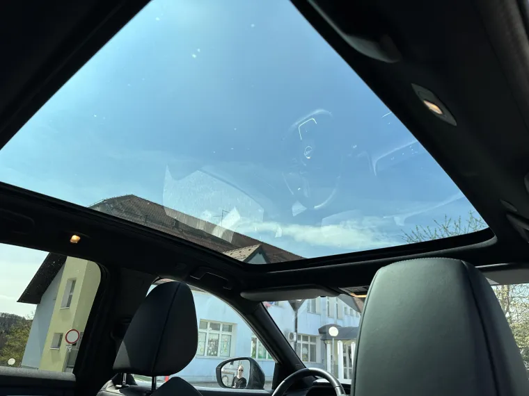 Veliki panoramski krov osvjetljava cijelu unutrašnjost, pogotovo za vrijeme sunčanih dana