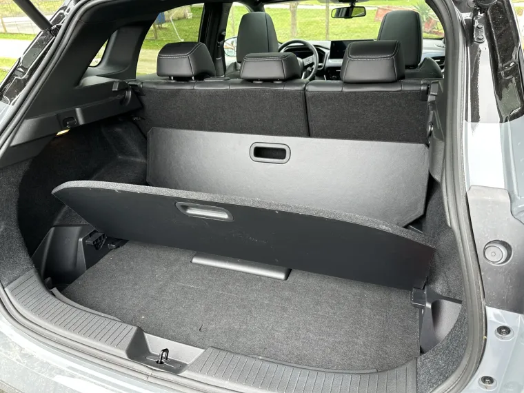 Prtljažnik ima dvije pregrade tako da jednostavno možete odvojiti stvari koje prevozite