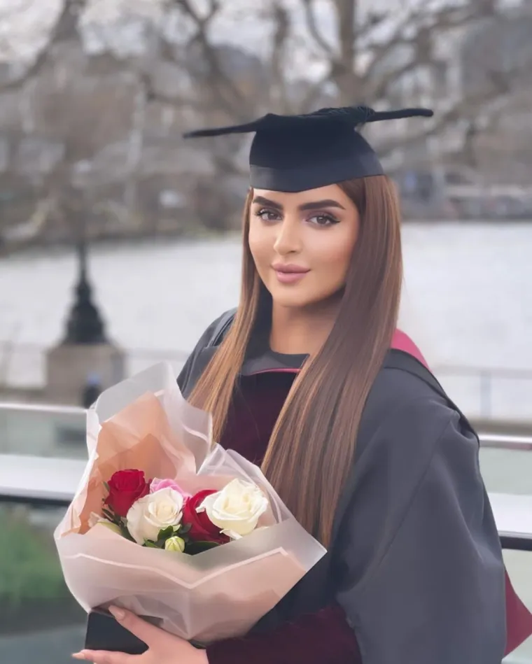 Dame arapskog svijeta su oduševljenje njenim stilom, te im je nerijetko i inspiracija u odabiru modnih kombinacija. S druge strane, Sheikha Mahra je itekako radila na svom obrazovanju, te je završila studij diplomacije na Sveučilištu u Britaniji i ocu navodno dosta pomaže oko mnogih obaveza.