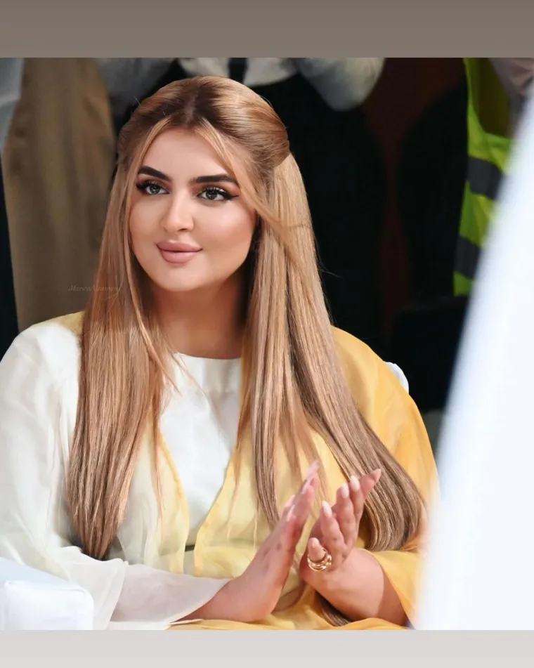 Veliku ljubav prema konjima Sheikha je naslijedila od oca, a u jednom je trenutku imala i najskupljeg konja čija je vrijednost iznosila vrtoglavih 3,6 milijuna dolara, dok godišnje na brigu konja troši oko četiri milijuna dolara. Prema posljednjim procjenama, njeno bogatstvo iznosi milijardu dolara.