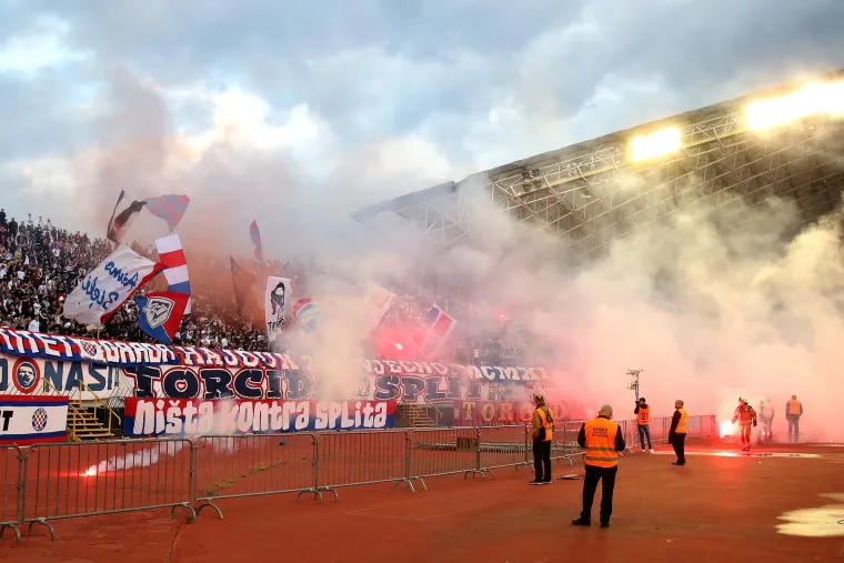 Sve gori: Torcida je velikom bakljadom prekinula derbi, a pazite kako su im uzvratili Boysi