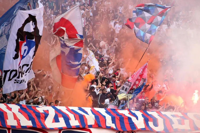 Sve gori: Torcida je velikom bakljadom prekinula derbi, a pazite kako su im uzvratili Boysi