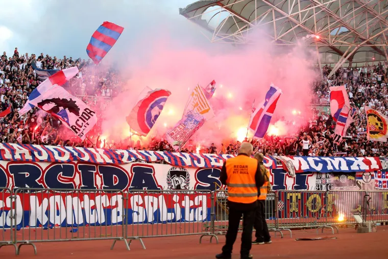 Sve gori: Torcida je velikom bakljadom prekinula derbi, a pazite kako su im uzvratili Boysi