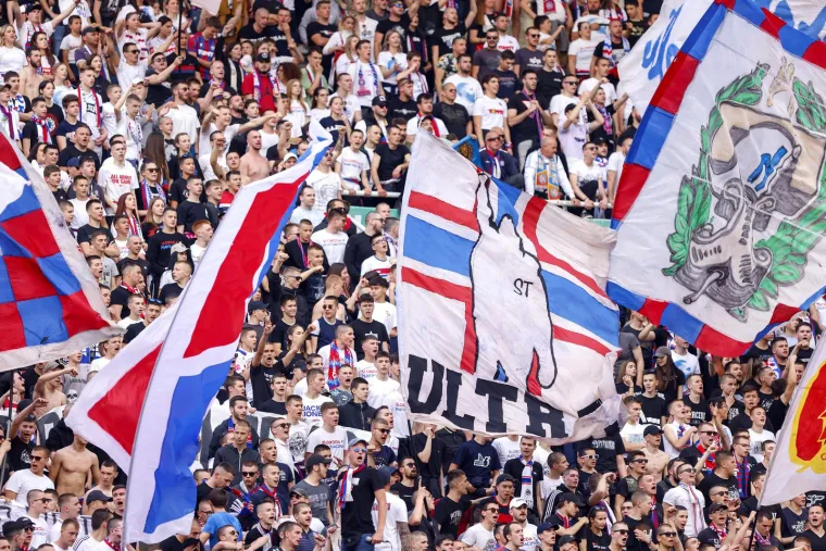 Sve gori: Torcida je velikom bakljadom prekinula derbi, a pazite kako su im uzvratili Boysi