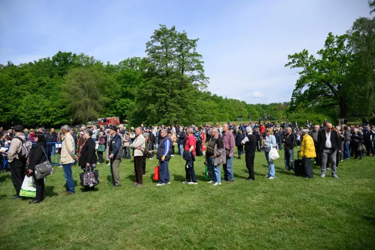 Zagrepčani navalili na grah u Maksimiru: Čeka se u redovima, a i &scaron;trukle su im prefine