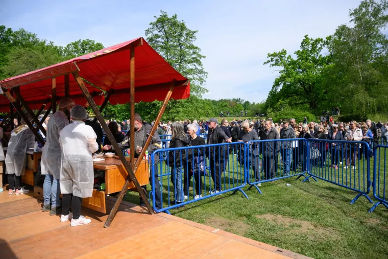 Zagrepčani navalili na grah u Maksimiru: Čeka se u redovima, a i &scaron;trukle su im prefine