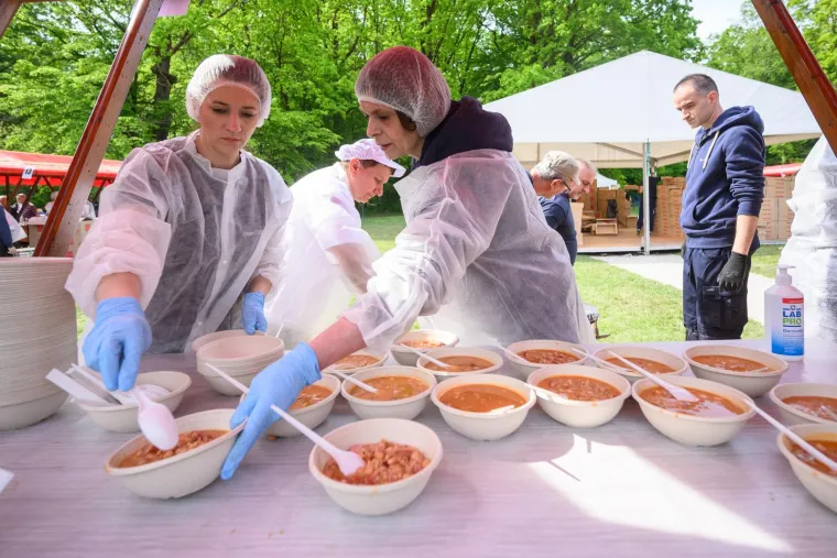 Zagrepčani navalili na grah u Maksimiru: Čeka se u redovima, a i &scaron;trukle su im prefine