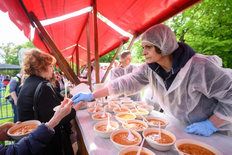 Zagrepčani navalili na grah u Maksimiru: Čeka se u redovima, a i &scaron;trukle su im prefine