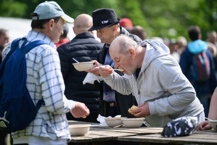 Zagrepčani navalili na grah u Maksimiru: Čeka se u redovima, a i &scaron;trukle su im prefine