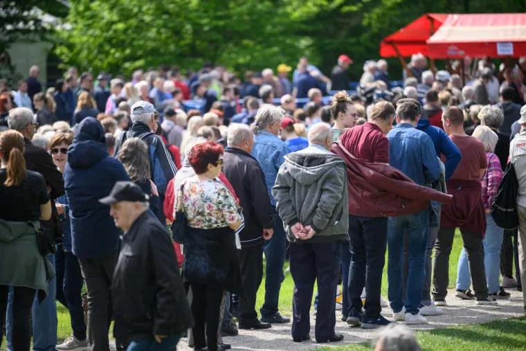 Zagrepčani navalili na grah u Maksimiru: Čeka se u redovima, a i &scaron;trukle su im prefine