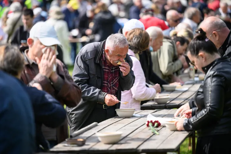 Zagrepčani navalili na grah u Maksimiru: Čeka se u redovima, a i &scaron;trukle su im prefine