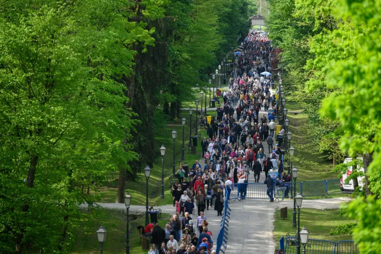 Zagrepčani navalili na grah u Maksimiru: Čeka se u redovima, a i &scaron;trukle su im prefine