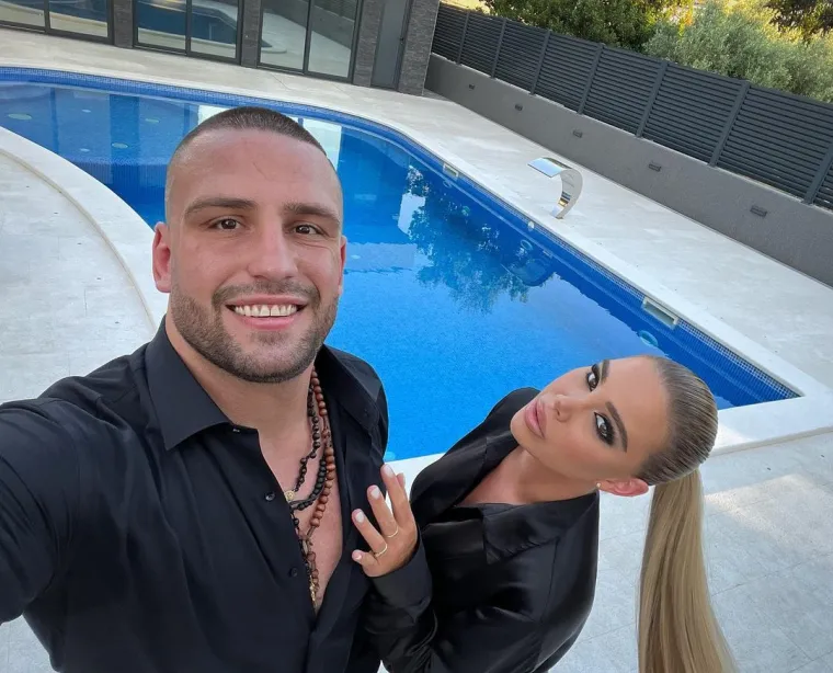 Naš kickboksač je u samom vrhu sporta, a njegova djevojka je otkrila da je sjajan i drugim stvarima