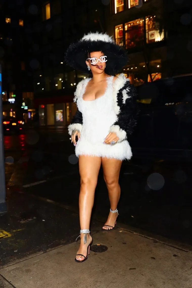 Rihanna u Chanelu iz 1994. odala počast Karlu Lagerfeldu: Grudima i nogama odvraćala pozornost od trudničkog trbuščića