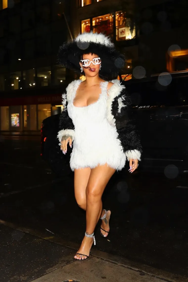 Rihanna u Chanelu iz 1994. odala počast Karlu Lagerfeldu: Grudima i nogama odvraćala pozornost od trudničkog trbuščića