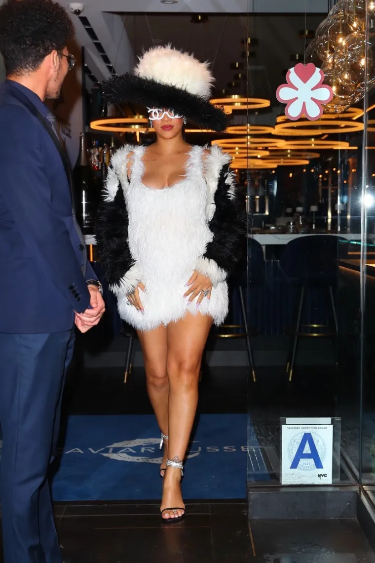Rihanna u Chanelu iz 1994. odala počast Karlu Lagerfeldu: Grudima i nogama odvraćala pozornost od trudničkog trbuščića