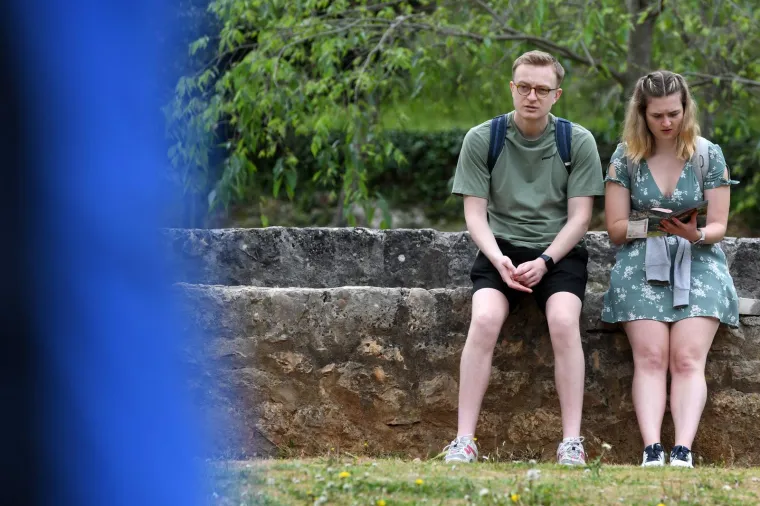 Besplatne ulaznice i sadnice napunile mostove NP Krka. Za Prvi maj preplavili ga domaći i strani turisti
