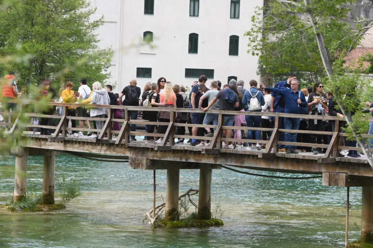 Besplatne ulaznice i sadnice napunile mostove NP Krka. Za Prvi maj preplavili ga domaći i strani turisti