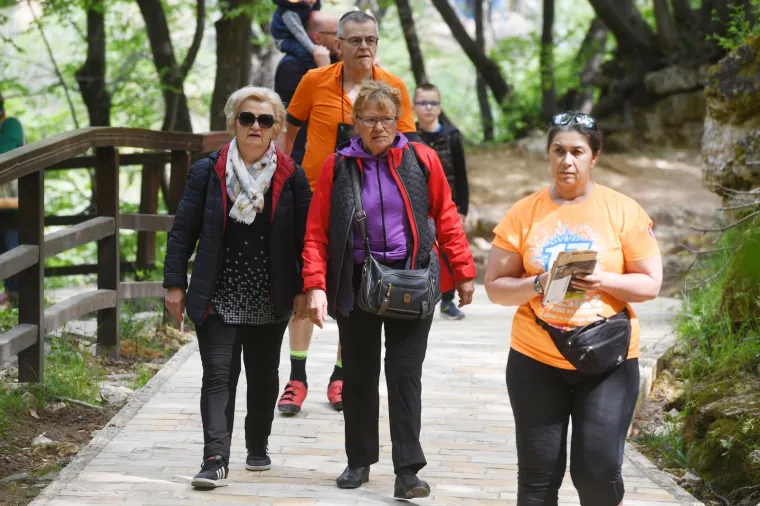 Besplatne ulaznice i sadnice napunile mostove NP Krka. Za Prvi maj preplavili ga domaći i strani turisti