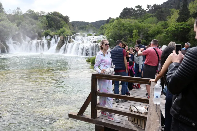 Besplatne ulaznice i sadnice napunile mostove NP Krka. Za Prvi maj preplavili ga domaći i strani turisti