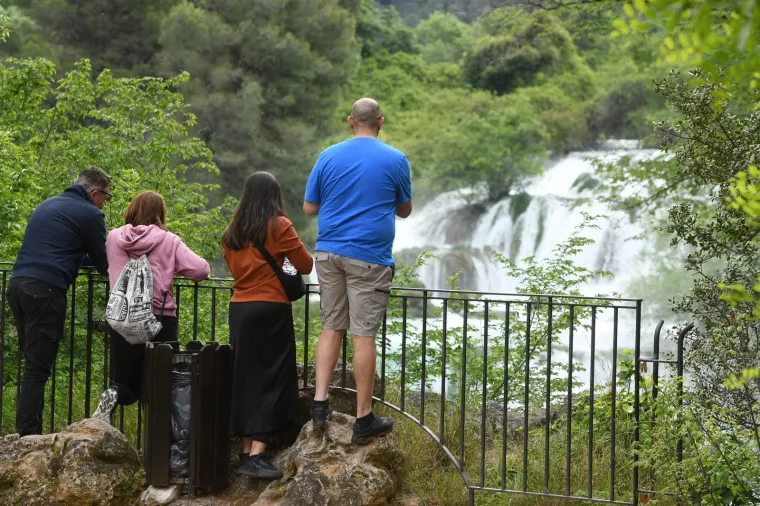 Besplatne ulaznice i sadnice napunile mostove NP Krka. Za Prvi maj preplavili ga domaći i strani turisti