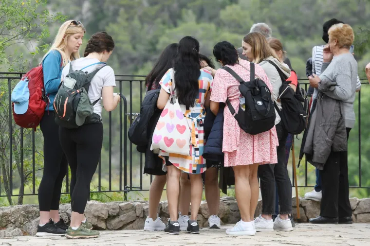 Besplatne ulaznice i sadnice napunile mostove NP Krka. Za Prvi maj preplavili ga domaći i strani turisti