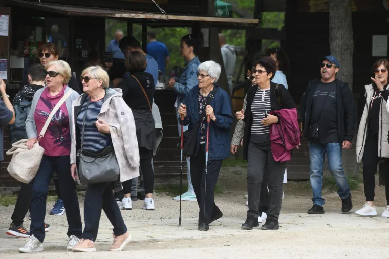 Besplatne ulaznice i sadnice napunile mostove NP Krka. Za Prvi maj preplavili ga domaći i strani turisti