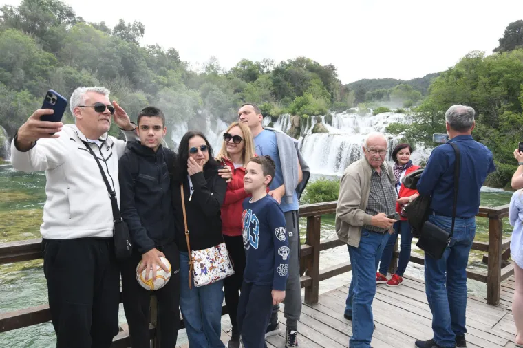 Besplatne ulaznice i sadnice napunile mostove NP Krka. Za Prvi maj preplavili ga domaći i strani turisti