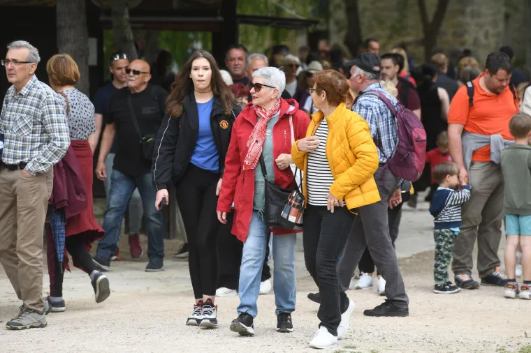 Besplatne ulaznice i sadnice napunile mostove NP Krka. Za Prvi maj preplavili ga domaći i strani turisti
