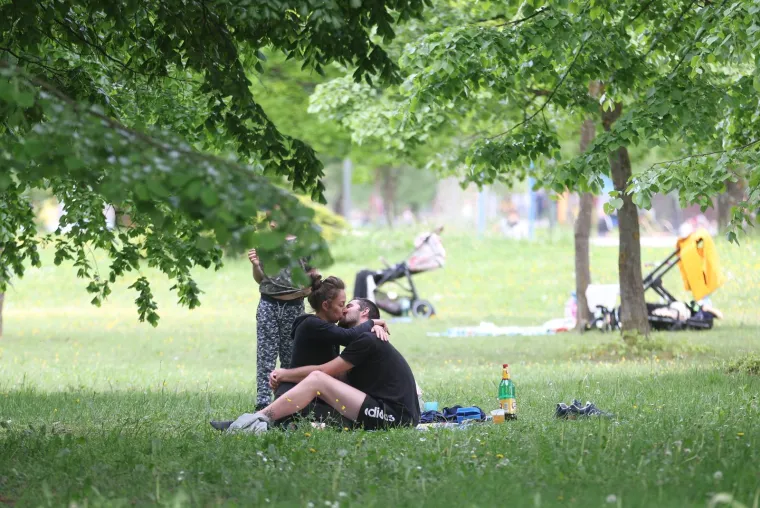 Roštiljanje, šetnja, bicikliranje ili jednostavno izmjenjivanje nježnosti... Pogledajte kako su Zagrepčani proveli Prvi maj
