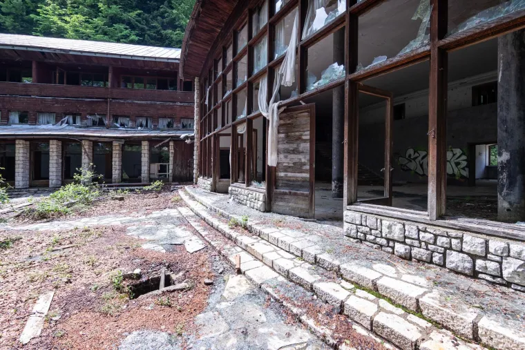 Znate li za zaboravljenu Titovu vilu? Gradili su je zatvorenici s Golog otoka u skrivenom kutku hrvatskog turističkog bisera