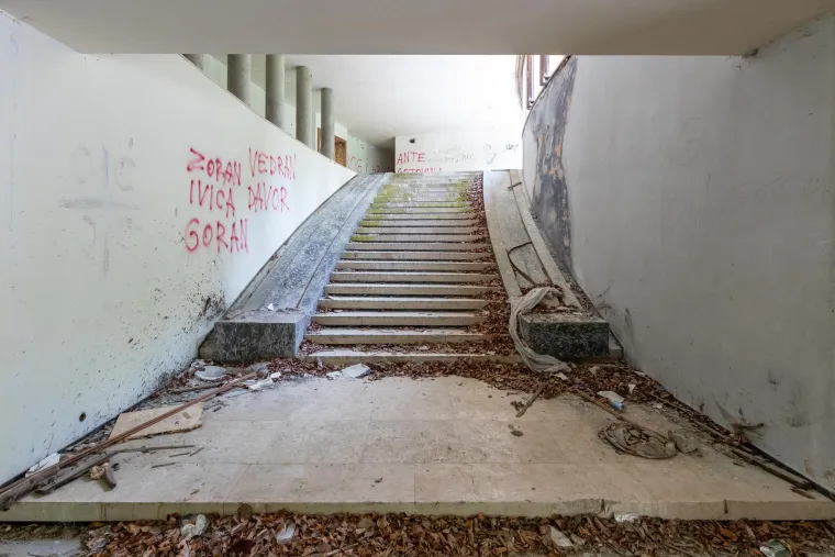 Znate li za zaboravljenu Titovu vilu? Gradili su je zatvorenici s Golog otoka u skrivenom kutku hrvatskog turističkog bisera